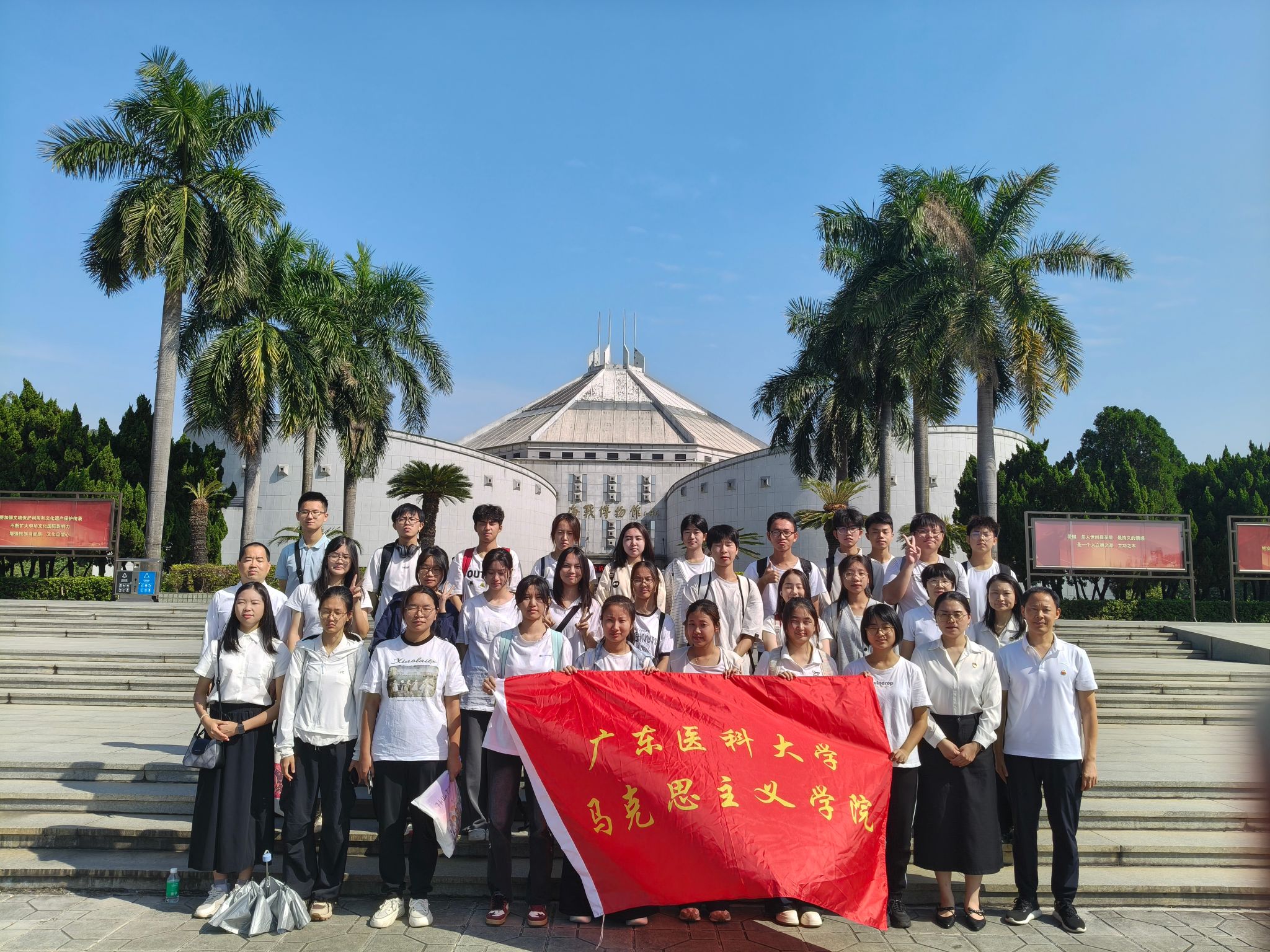 马院组织开展“铭记历史 砥砺前行”红色研学活动