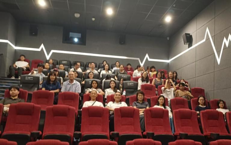 光影铸魂迎国庆——学院党委开展集体观影活动