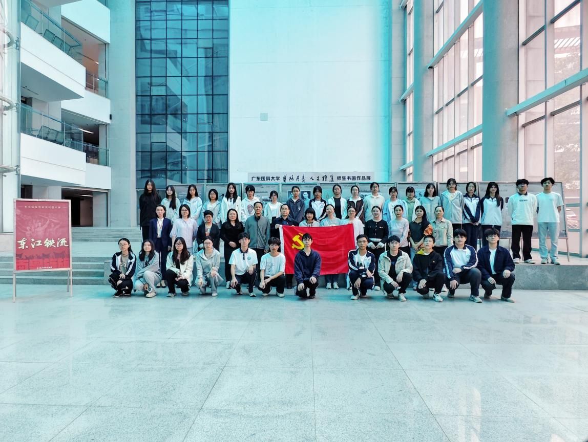 传承东纵精神 弘扬红色文化  ——东江纵队历史流动图片展在我校顺利开展